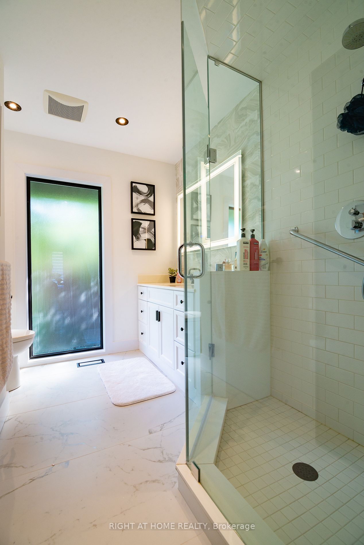 2482 E Sharon Cres