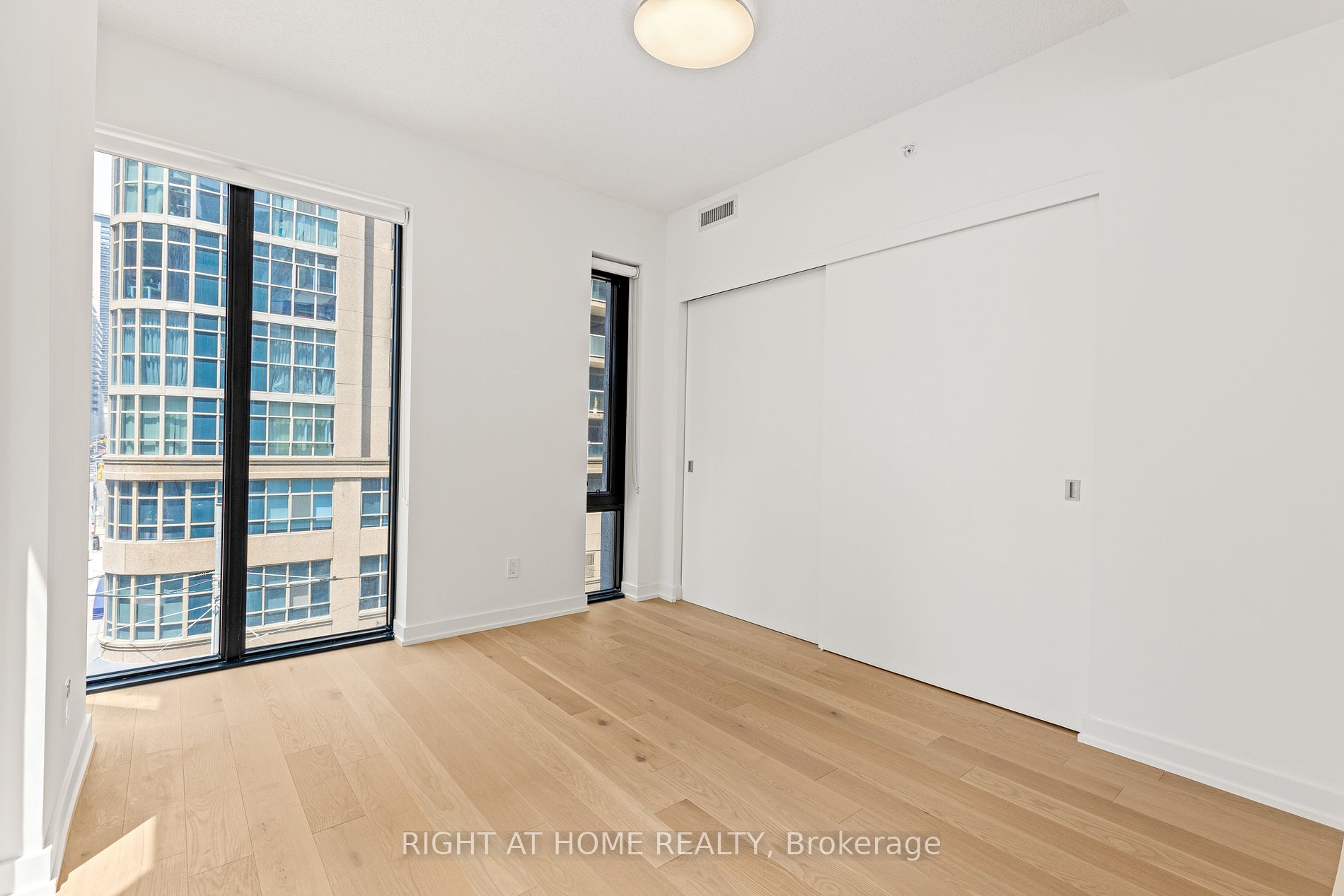 25 E Richmond St 315