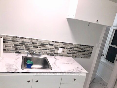 24 W Spadina Ave