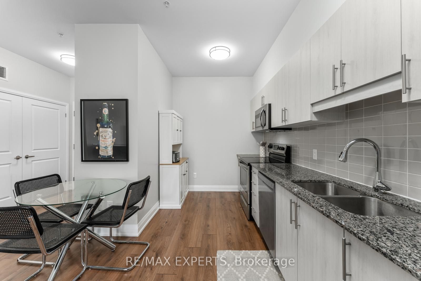 64 S Queen St 205