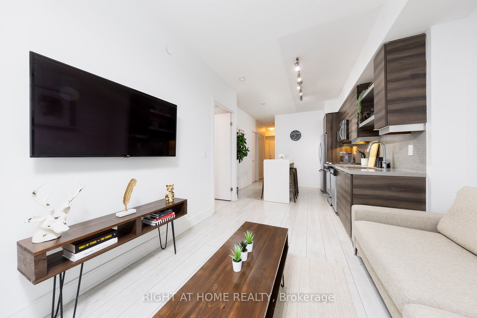 525 W Adelaide St 932