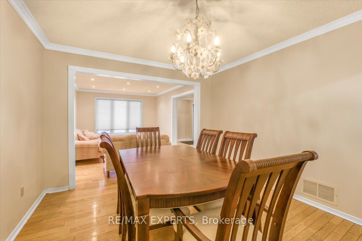 15 Woodlot Cres
