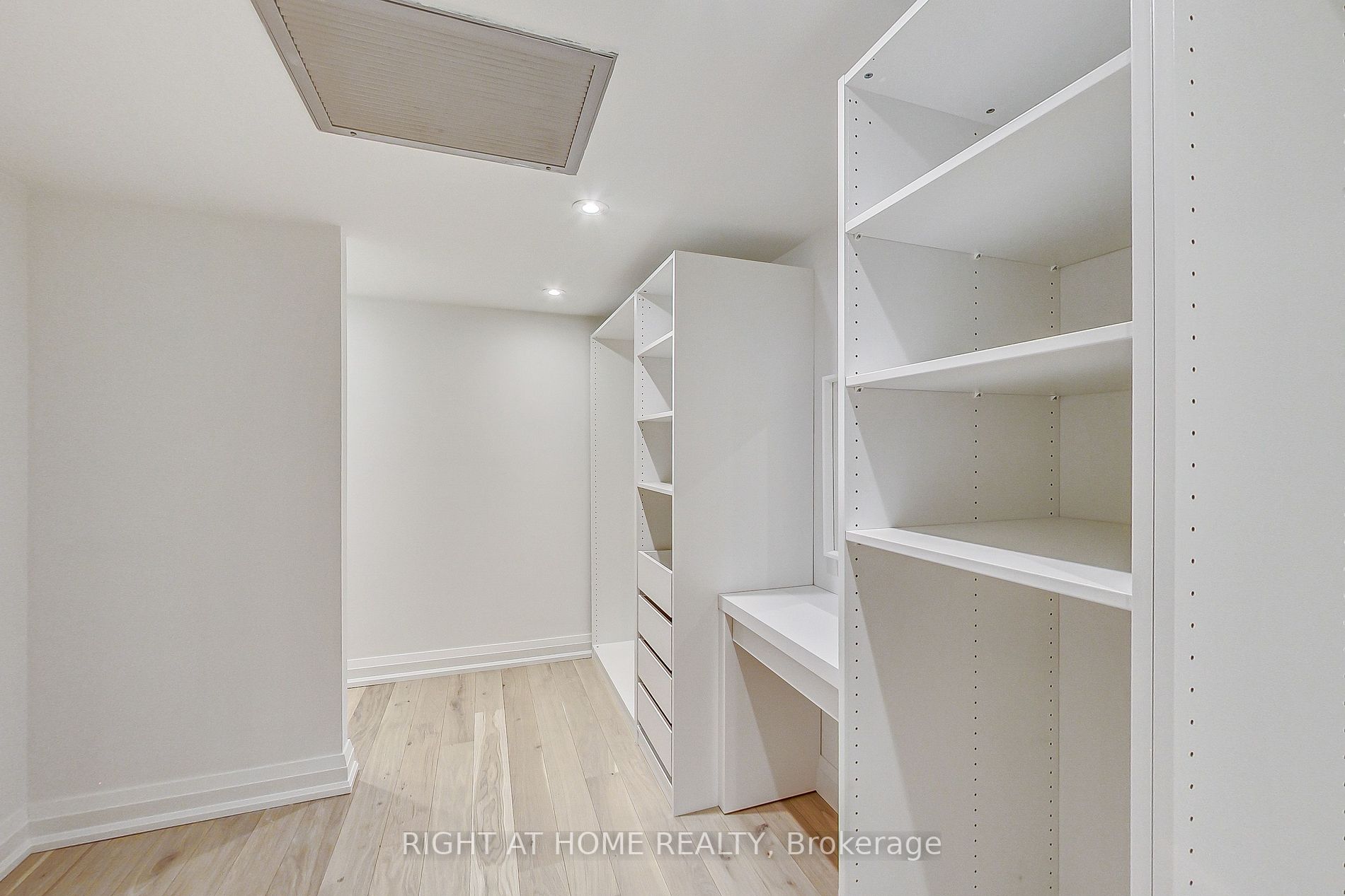 480 W Queens Quay 302W