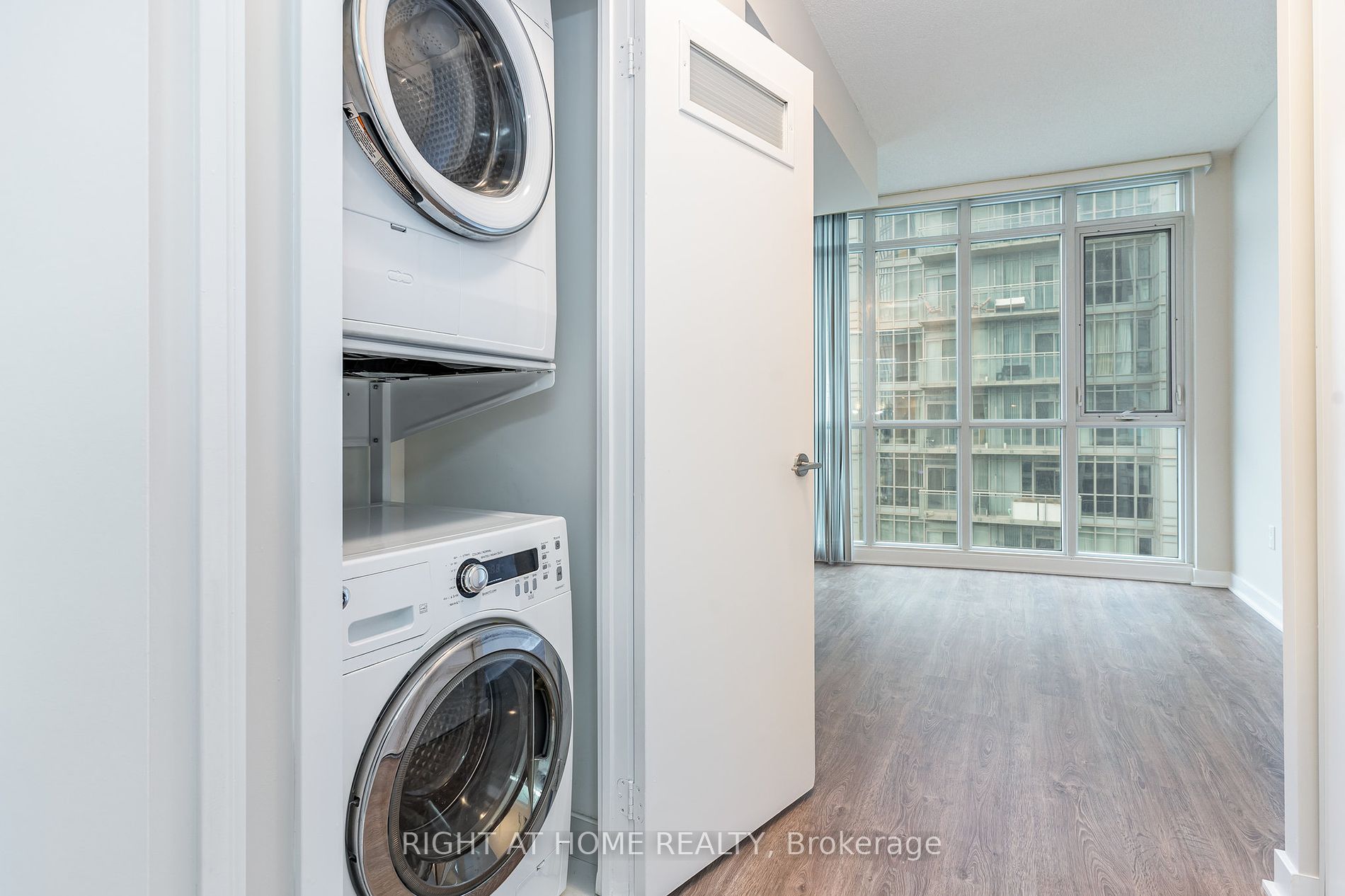 21 Iceboat Terr 3703