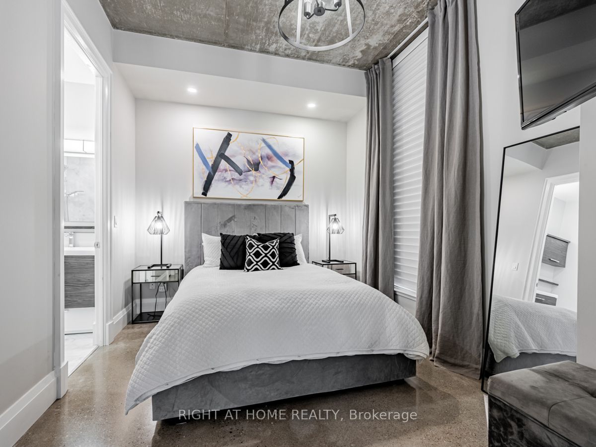 23 Brant St 704
