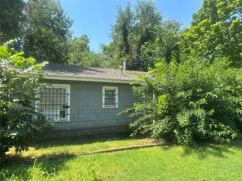 Attention investors! This property is perfect for an investor or handy buyer ready to bring it back to life. This home just needs the right vision and updates to shine. Whether you're looking to flip, rent, or create long-term equity, this is your opportunity to invest in a property with upside. Newer HVAC (approx 2021). Bring your tools and imagination. Sold as-is.