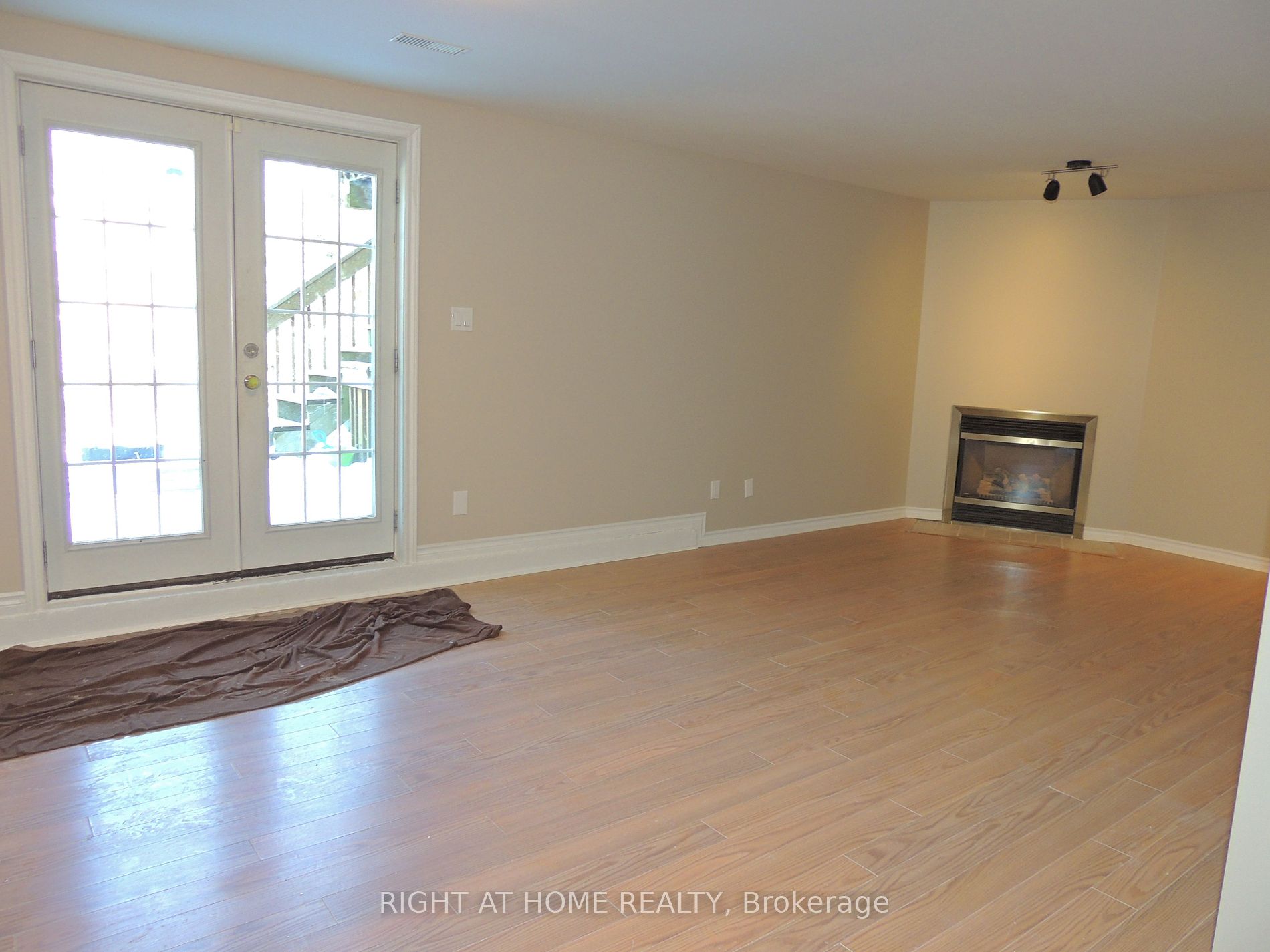 46 Lougheed Rd B