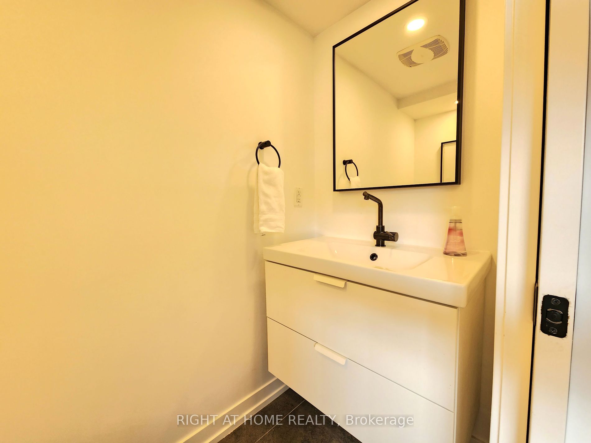 95 Hallam St Laneway