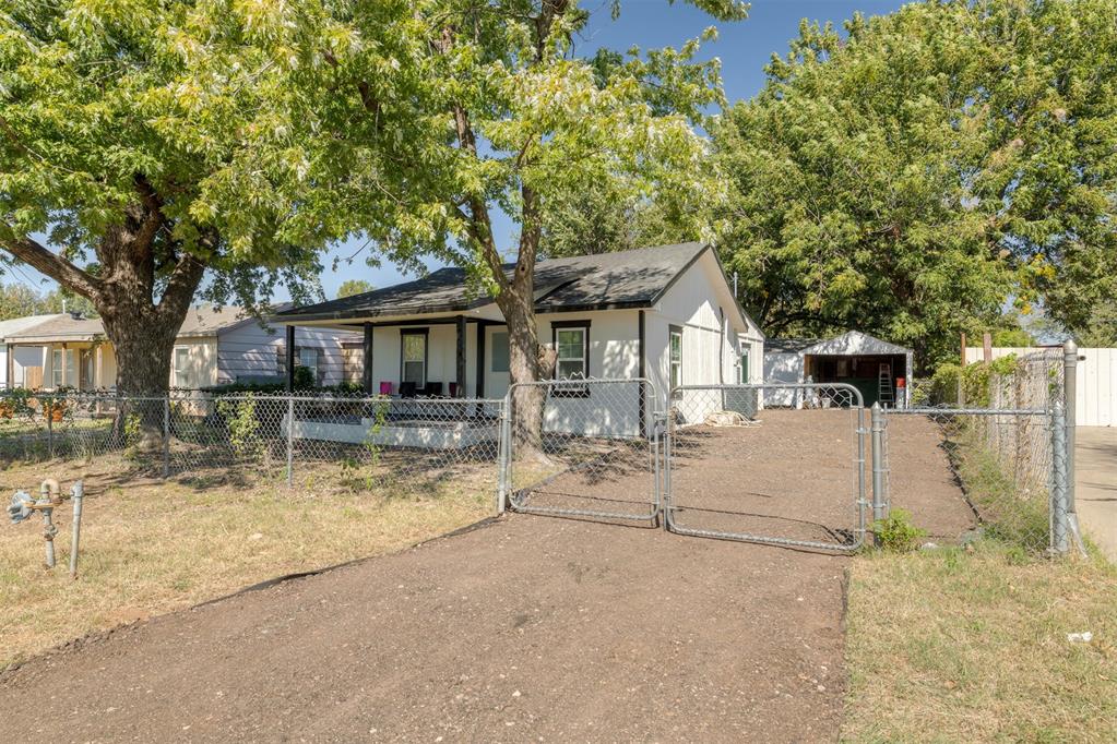 Welcome this charming remodel!
3-bedroom, 1-bath home located just minutes from Downtown Oklahoma City and major highways—perfect for commuters or anyone who loves city living! This cozy home offers modern updates fresh paint, and new flooring. The detached garage provides extra storage or workshop potential (garage door currently inoperable). Great opportunity for first-time buyers or investors looking for a move-in ready property with convenience and charm.