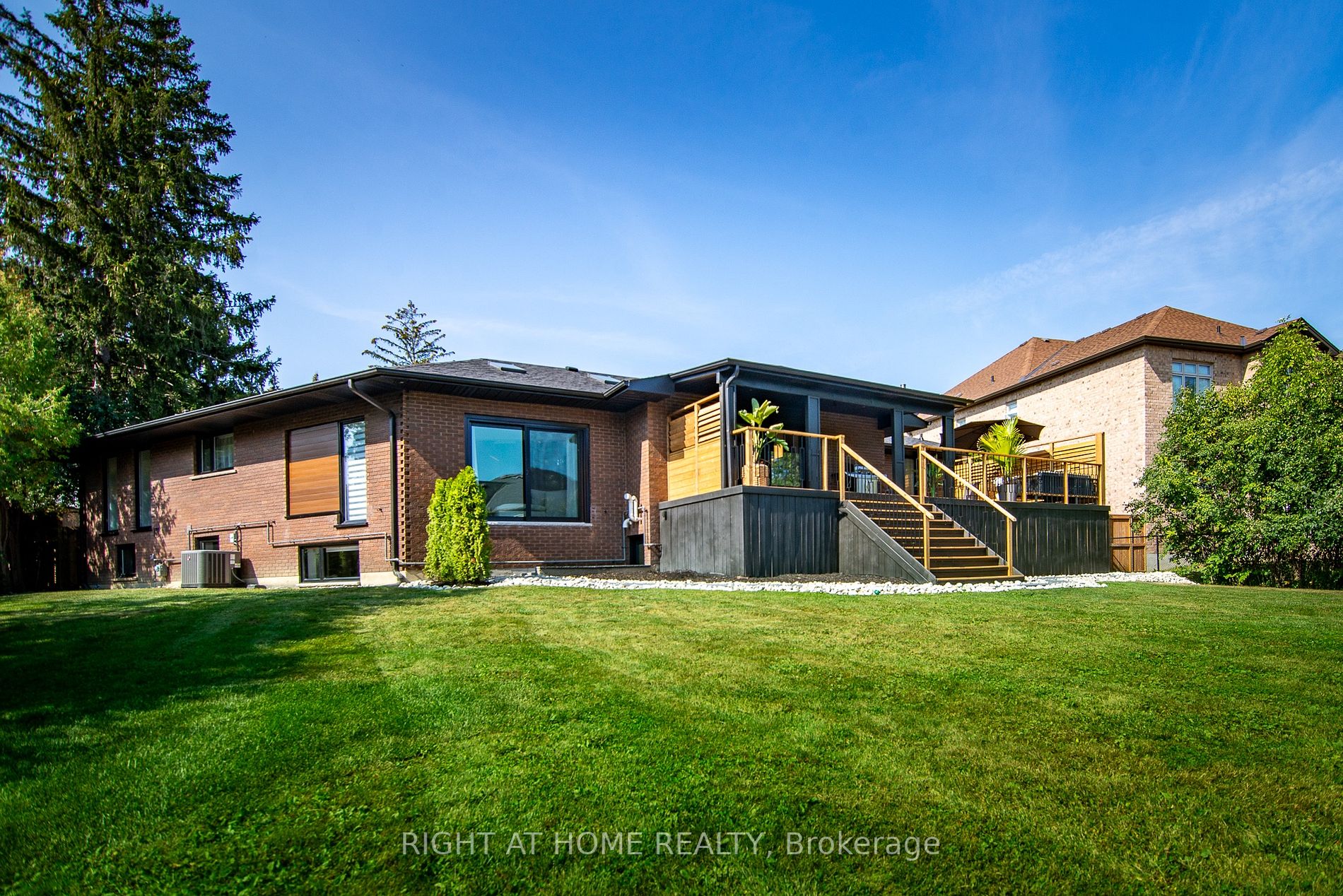 2482 E Sharon Cres