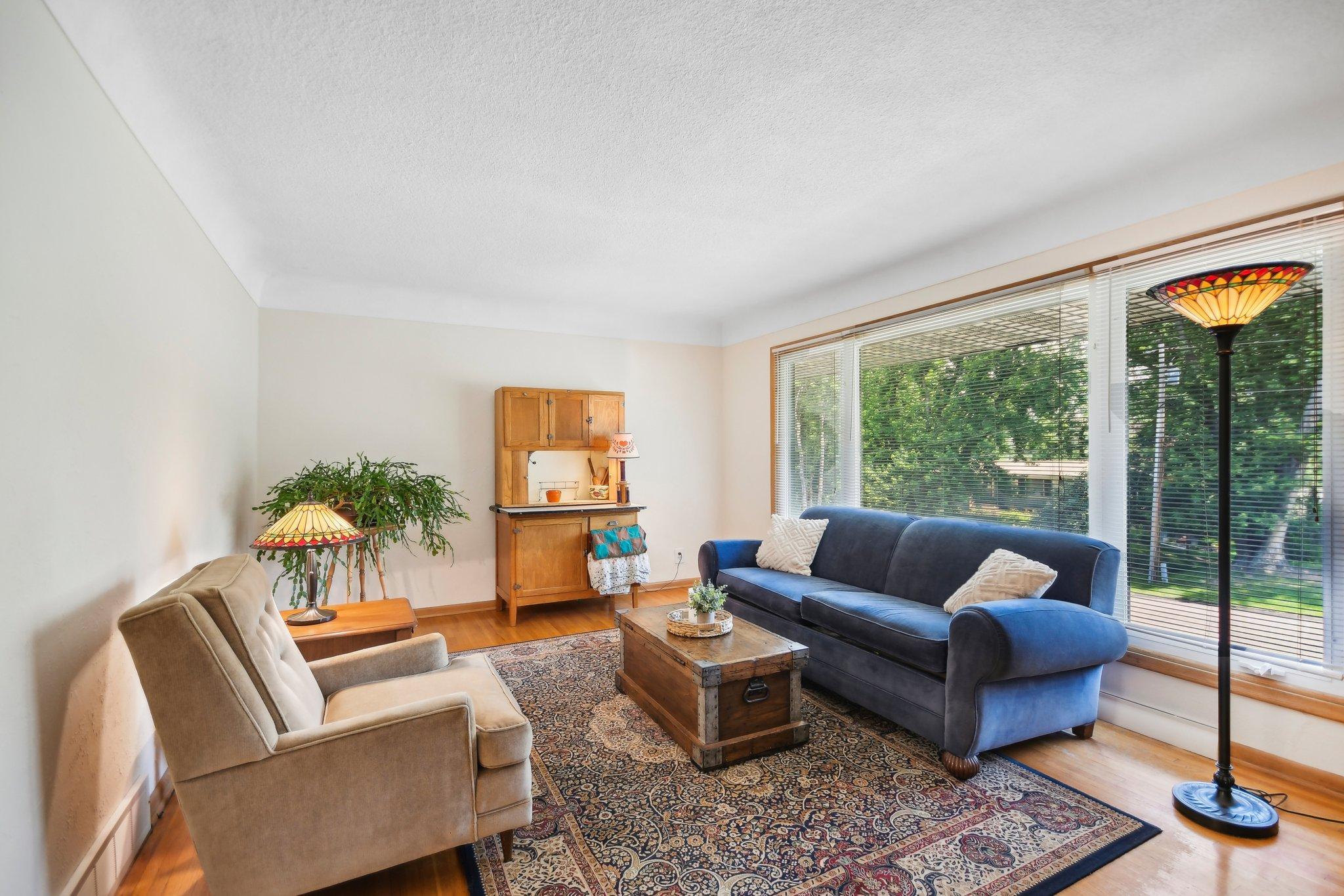 5445 Lakeview Avenue