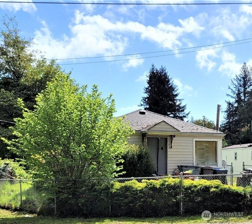 2507 Erlands Point Road NW