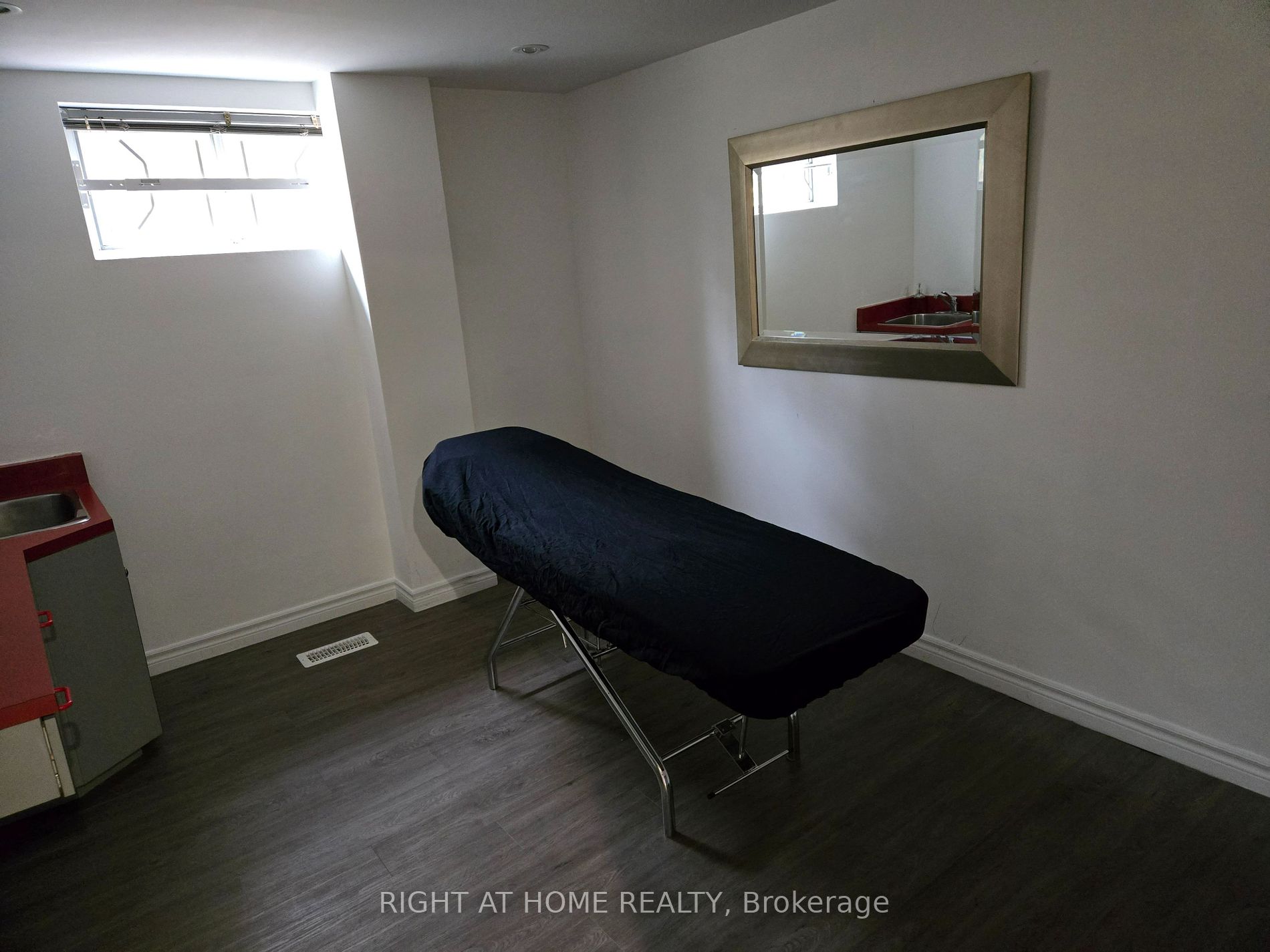 10014 N Yonge St Basment