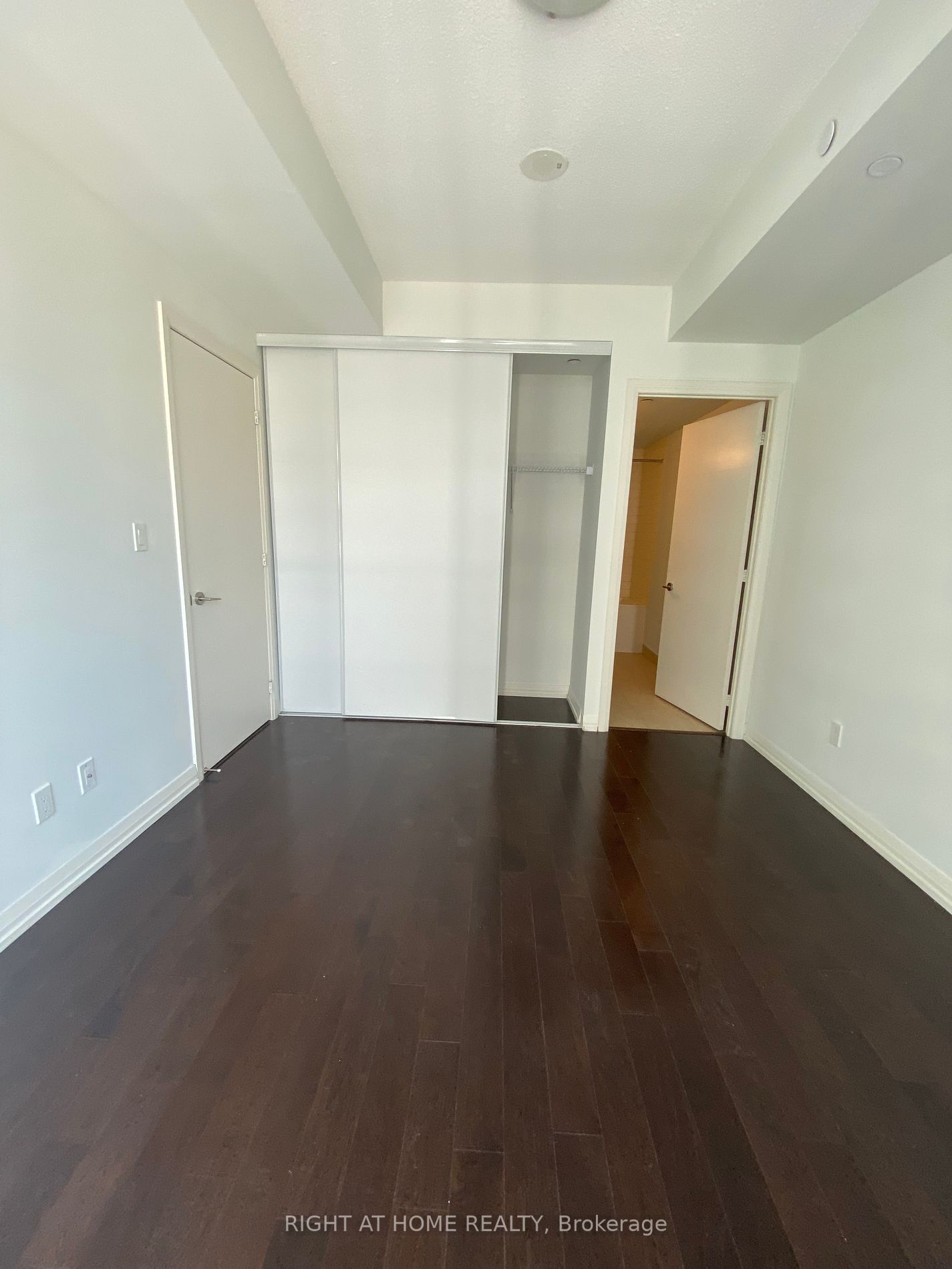 460 E Adelaide St 1216