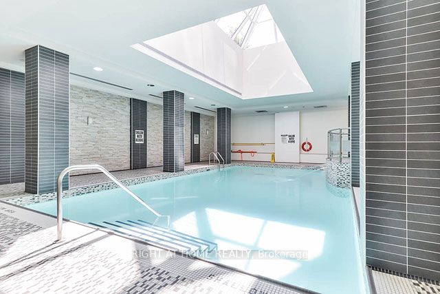 310 Burnhamthorpe Rd 1401