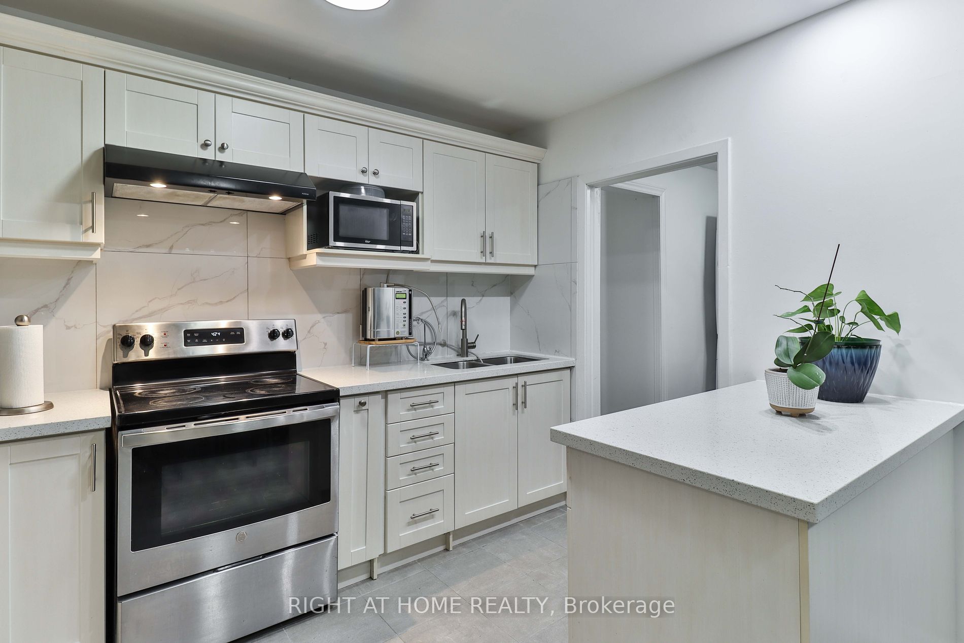 19 London Green Crt 98