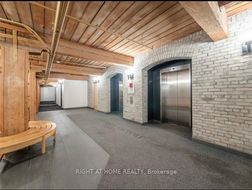 993 W Queen St 413