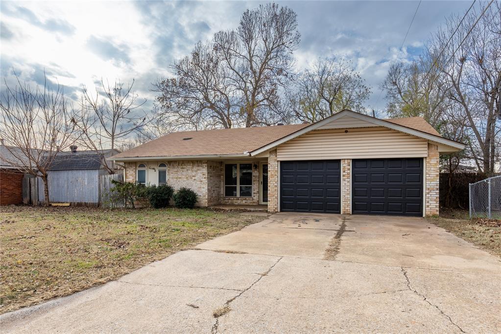 Perfect Starter home.  3 Bed 1.5 with half the garage has been converted to make it a 4 bed or use the 4th bedroom as an office and still have a 1 car garage!  peaceful backyard with great neighbors.