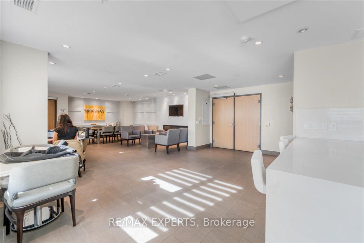 1105 E Leger Way 527