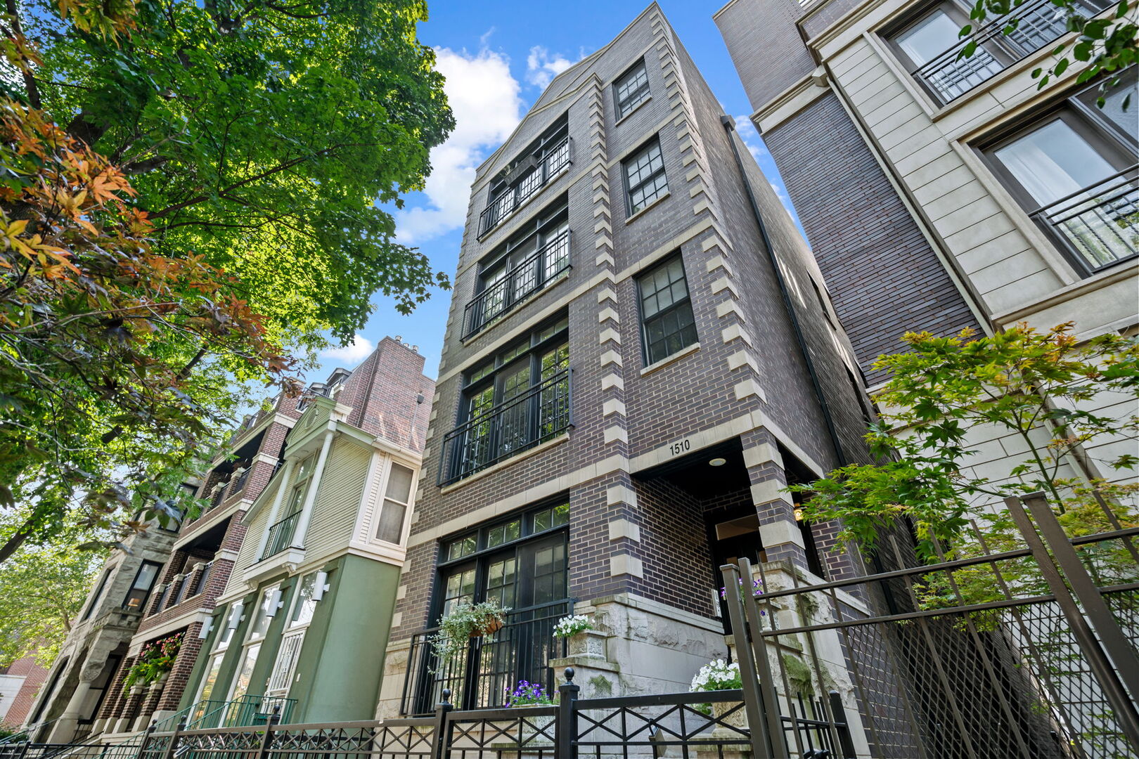 Beautiful Old Town neighborhood 2 bedroom, 2 bath condo. This open concept home features Brazilian Cherry floors throughout, Chef's kitchen, Cherry cabinets and Granite counters. Master bath has heated Travertine floor, double vanity, marble counter, separate rain shower and jacuzzi. Living room features a gas fire place. In unit w/d, surround sound, private deck, security system. One exterior parking space (gated). Close to restaurants, shopping, public transportation, Lincoln Park and North Avenue Beach. Location, Location, Location!