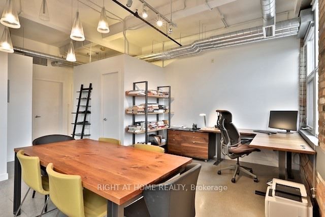 955 W Queen St 519