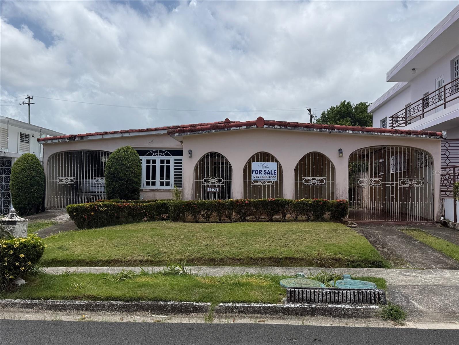 Excellent opportunity to own a single-story residence in the highly desirable College Park community in San Juan. Situated on a 500 m² lot (approximately 5,382 sq. ft.), this property offers approximately 1,500 sq. ft. of living area and features 3 bedrooms, 2 bathrooms, a balcony, and covered parking for up to 3 vehicles.Located within a gated community with 24/7 security and controlled access, College Park is one of the most centrally located neighborhoods in the metropolitan area. The property is directly across from Academia María Reina and minutes from Colegio San Ignacio de Loyola, Centro Médico, Hospital de Veteranos, Tren Urbano, San Francisco shopping center, restaurants, and major highways. With a low HOA fee of just $45 monthly, this property presents an excellent opportunity for buyers seeking a prime location, a spacious lot, and the ability to update and customize a home in one of San Juan’s most established gated communities.
