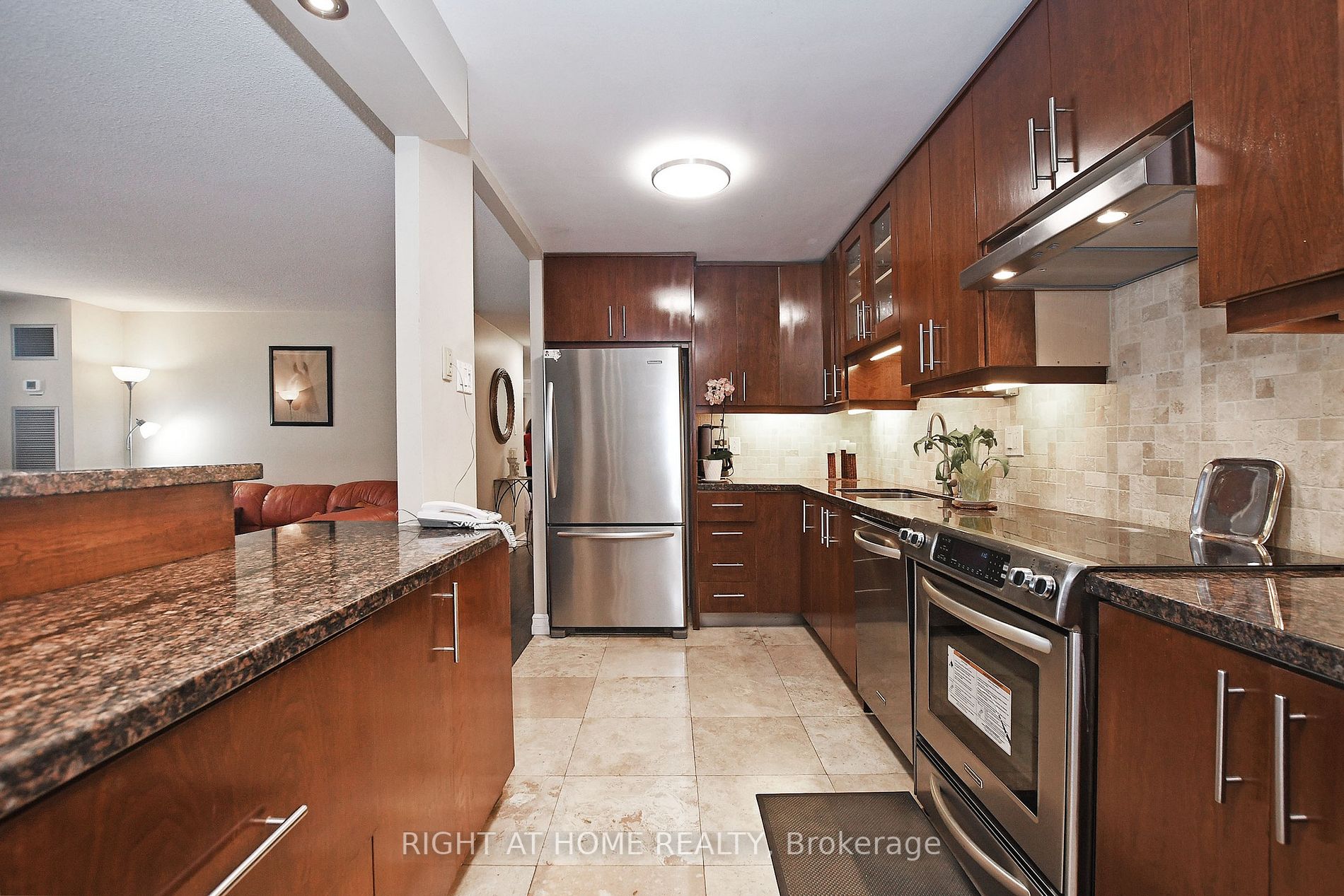 60 Inverlochy Blvd 806