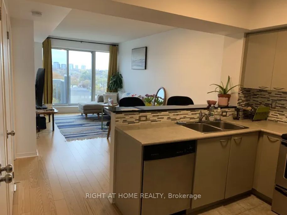 1050 The Queensway Ave 808