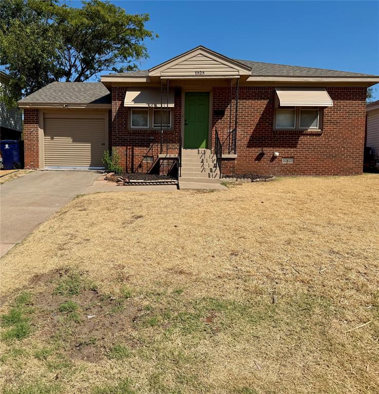 This 2 bed 1 bath house is features a freshly updated bathroom, hardwood floors, new refridgerator and range, washer/dryer hookups, and garage. Conveniently located near Western and Wilshire, this home has quick access to nearby highways, dining, shopping and entertainment.No application fee, available now.
