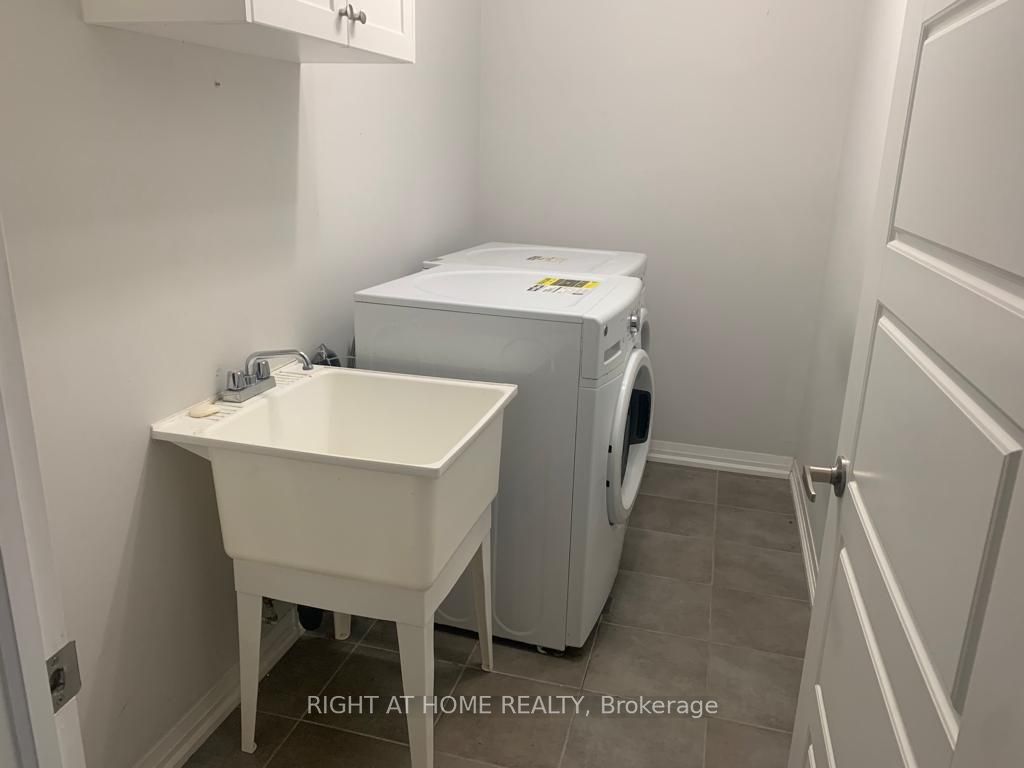 743 Banks Cres