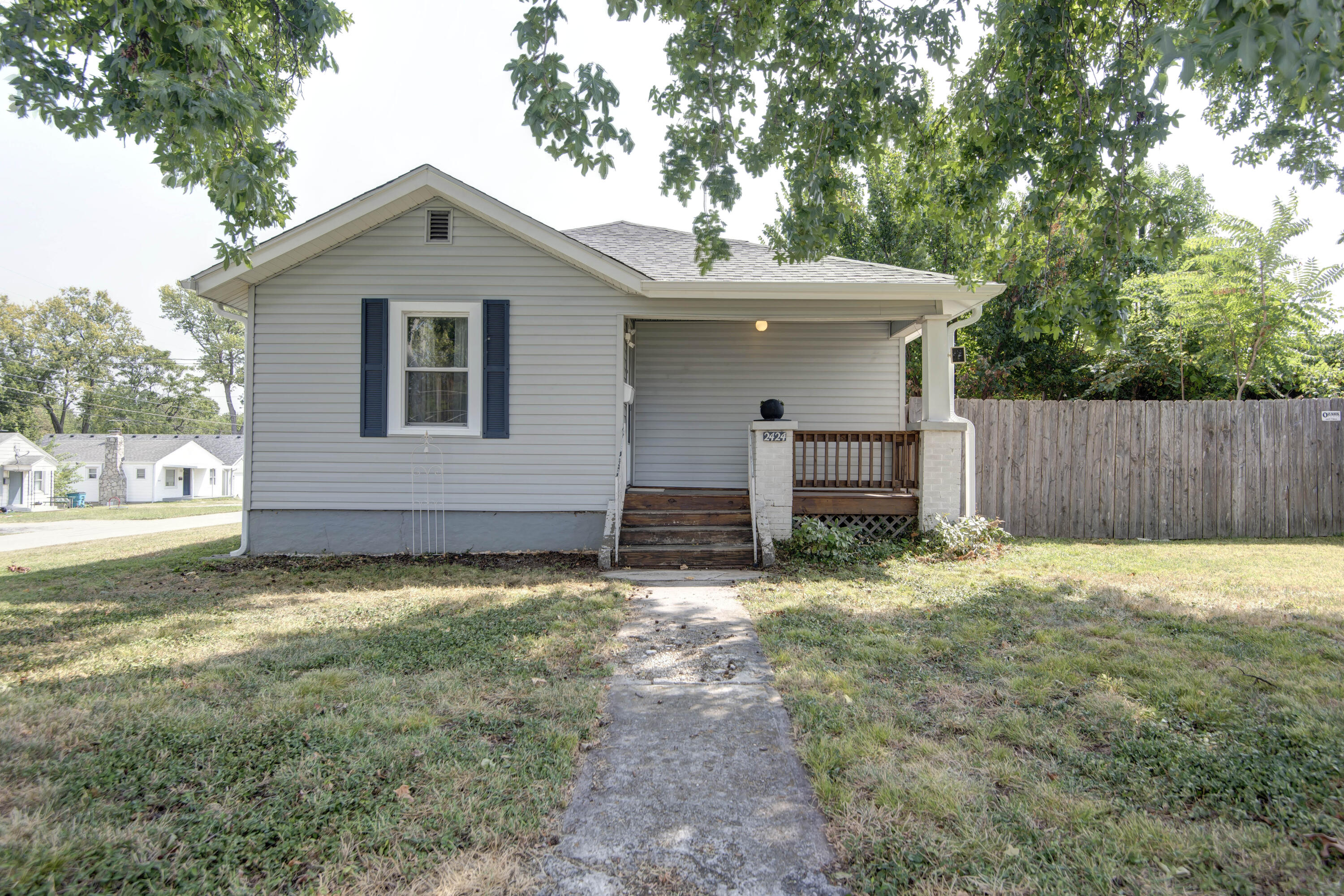 2424 N Broadway Avenue