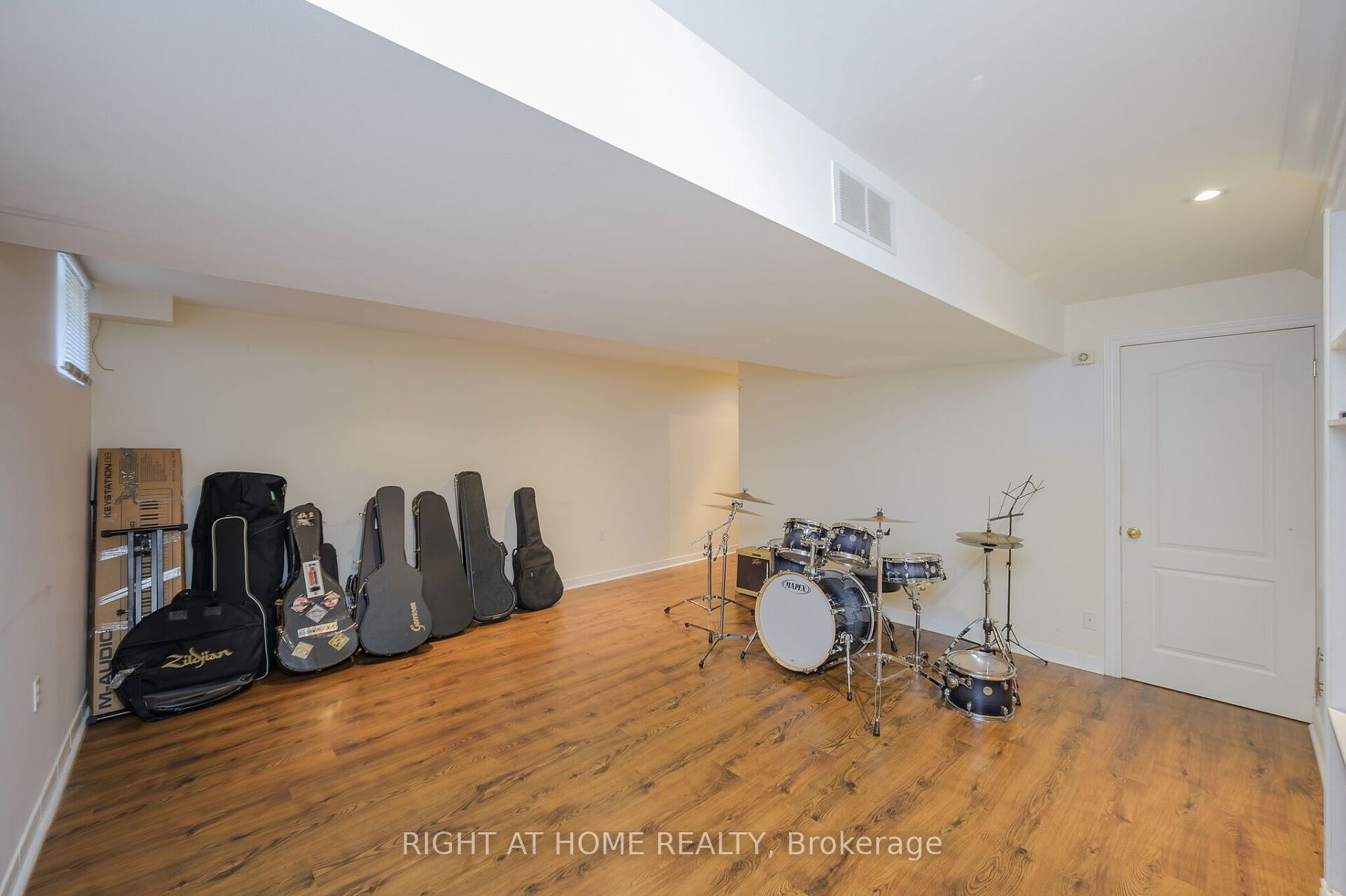 17 Argyle Ave