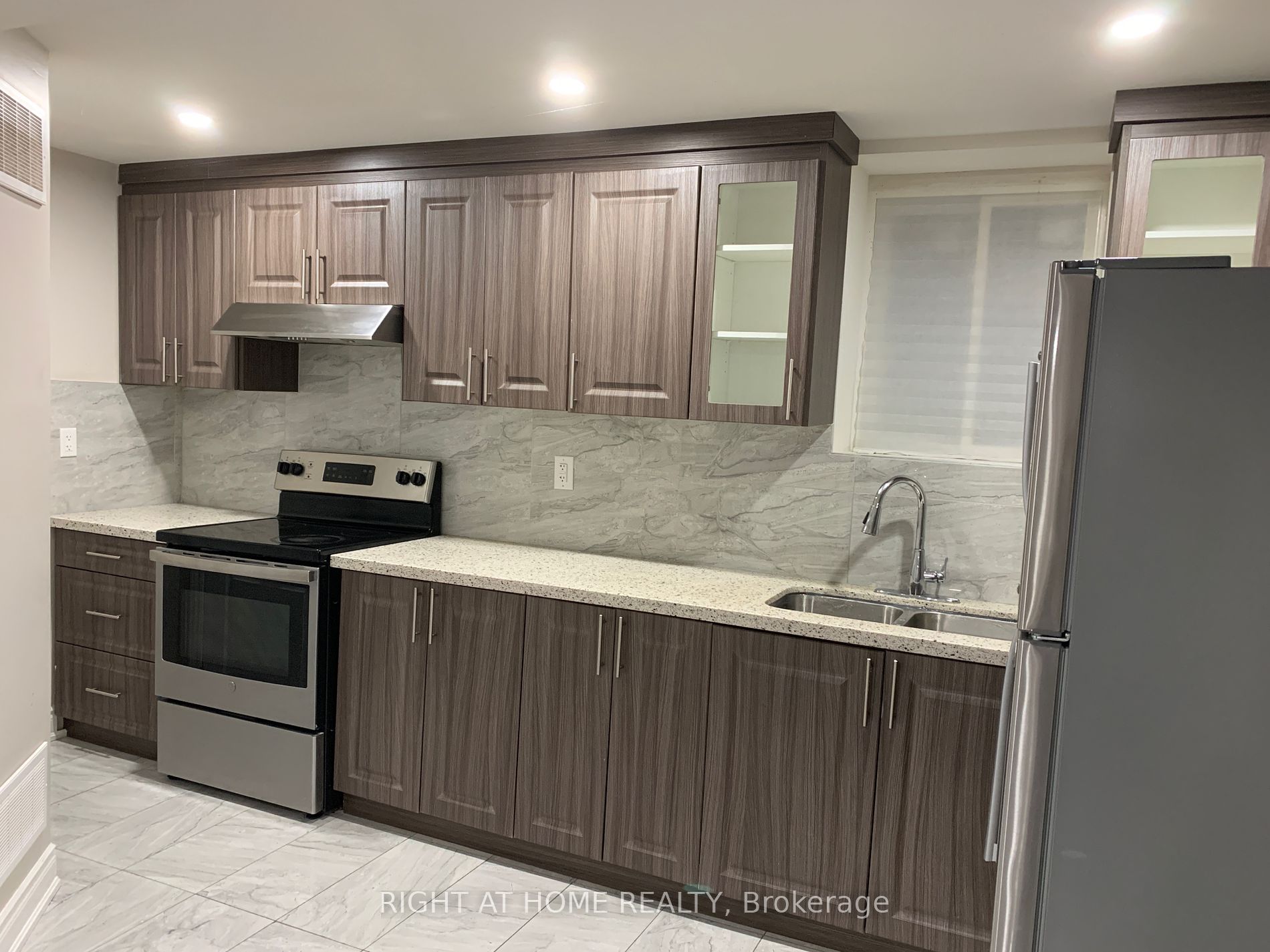 28 Lyndbrook Cres Bsmt