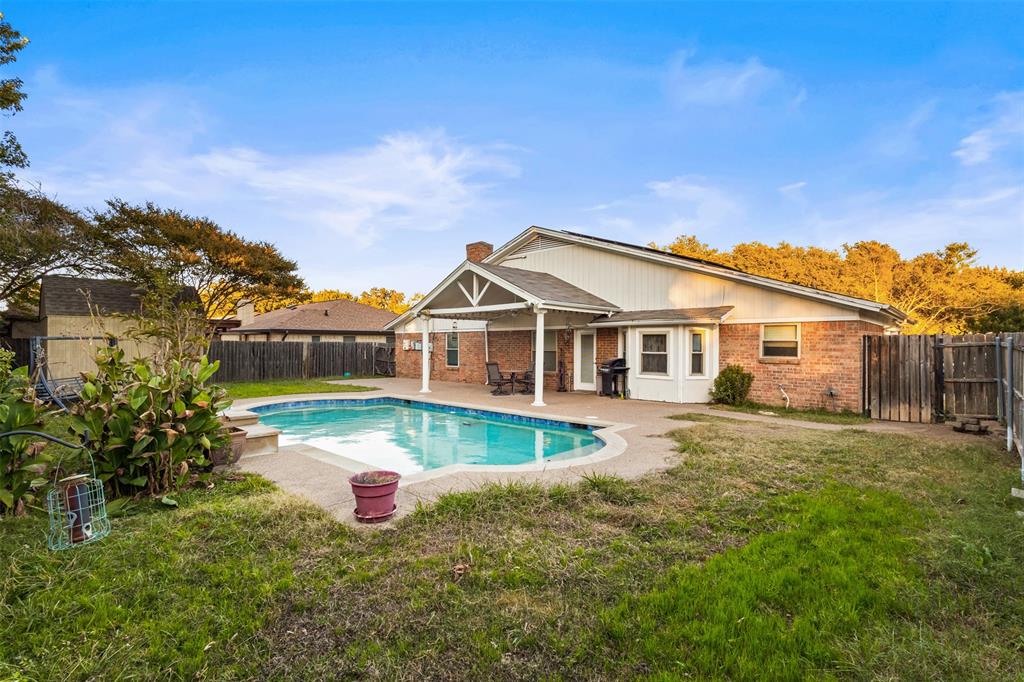 5501 Wood View Street