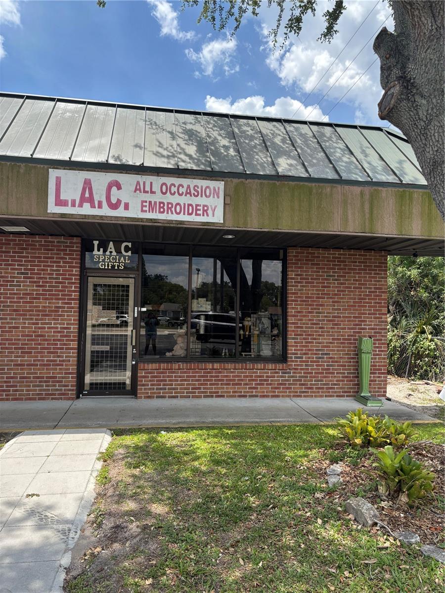 Well-maintained 1,104 sq. ft. office space located in the professional Winter Park Commerce Center. Features include an open reception area, a partitioned office or workspace, and a private restroom located at the rear of the unit. Ideal for a variety of professional uses. Conveniently situated in a central Winter Park location with easy access to major roadways.