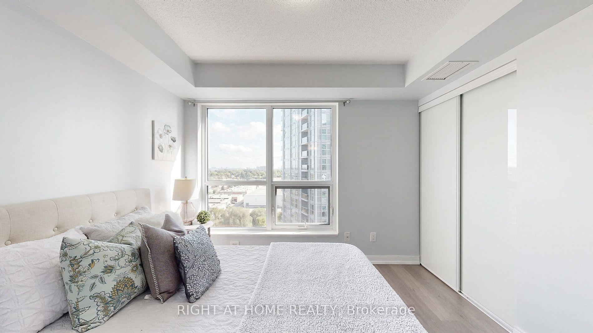255 Village Green Sq 1210