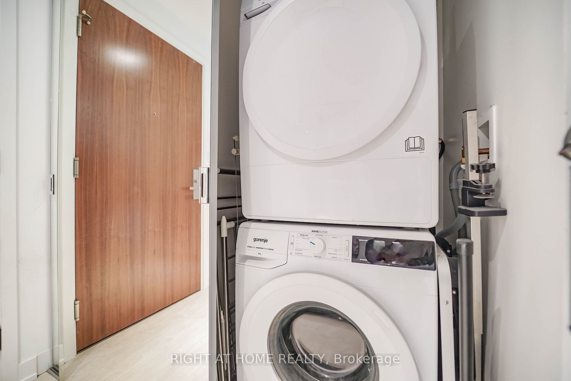 15 E Queens Quay 707