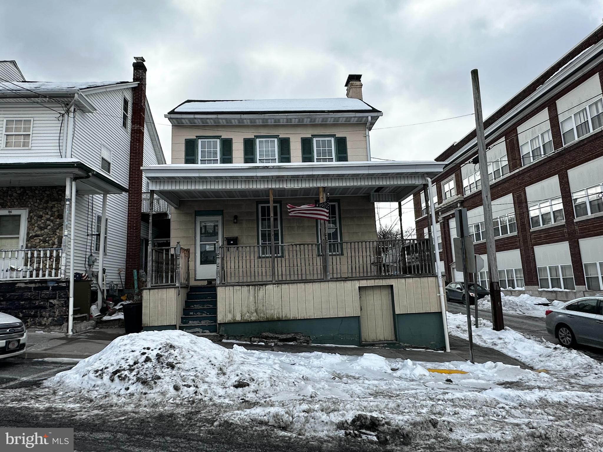 102 EArch St  
