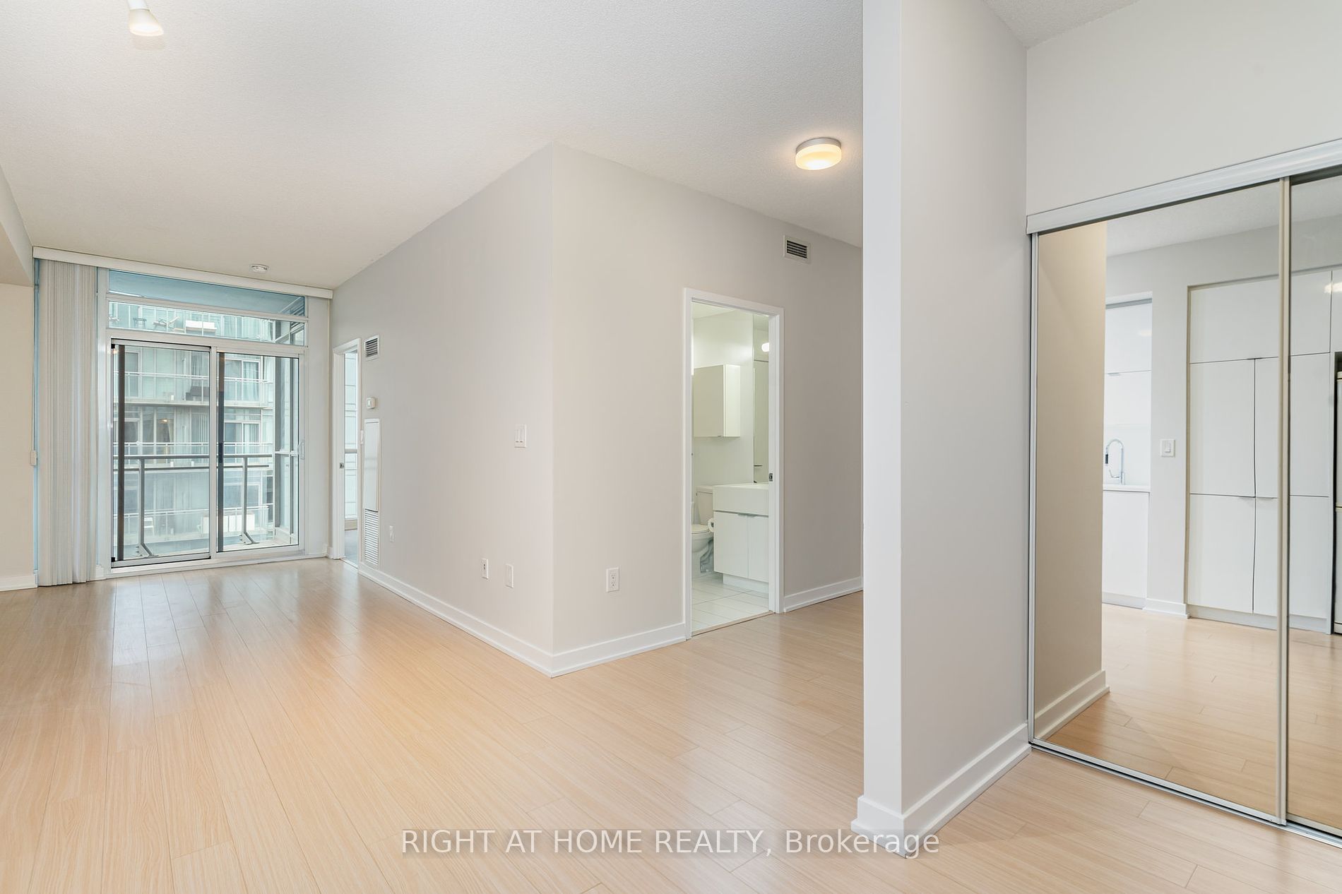 21 Iceboat Terr 3703