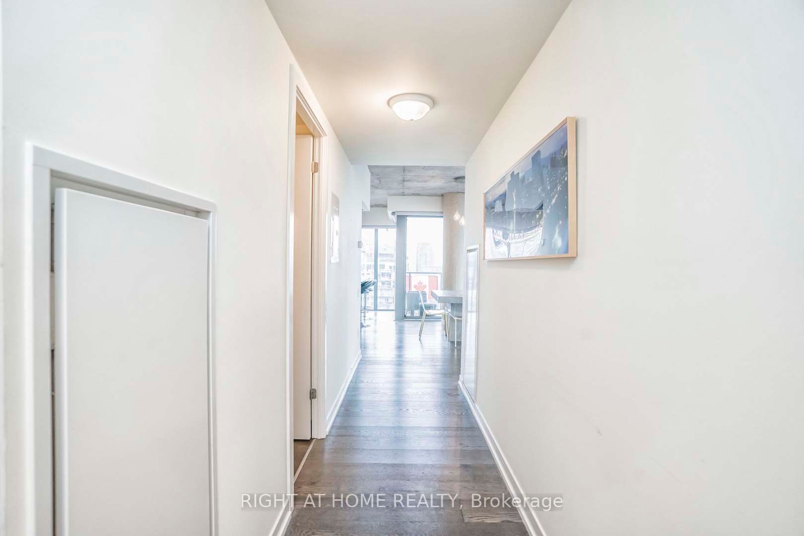 95 Bathurst St 1405