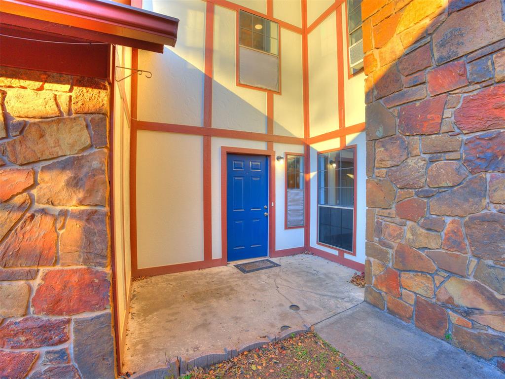 Discover the perfect blend of comfort, style and location with this 3 bedroom, 2.5 bathroom townhome in the heart of Edmond. This home features a cozy stone fireplace, a spacious kitchen, large closets and a private backyard. Ideally located close to Edmond's best restaurants and shopping with quick access to I-35 for an easy commute.