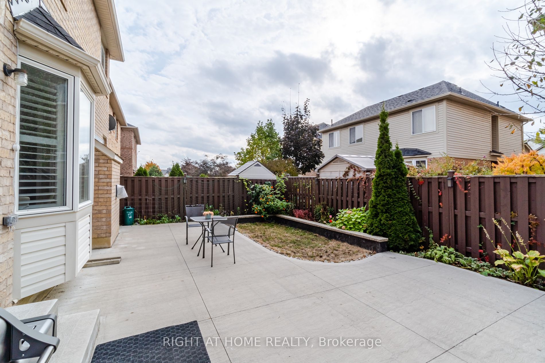 19 W Dehaviland Cres