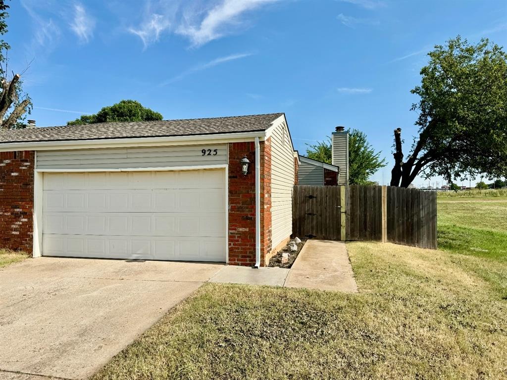 3 bed 2 bath duplex at the end of a quiet cul-de-sac centrally located in the heart of Edmond. 5 minutes from downtown and within close proximity to all amenities this will make the perfect place to call home. Updated granite countertops and tile floor in kitchen with all stainless steel appliances and fixtures. Brand new tile showers, vanities & hardware. New paint all throughout. Full size 2 car garage which exits to the courtyard and small back and side yard area. **Pets are case by case with owner’s approval and minimum $250 upfront + $30/month per pet.** $55 application fee per adult and $99 Doc Prep Fee due upon move in. Currently occupied through 9/31 and Available for approximately 10/15 lease start/move in day. Please do not disturb tenants.