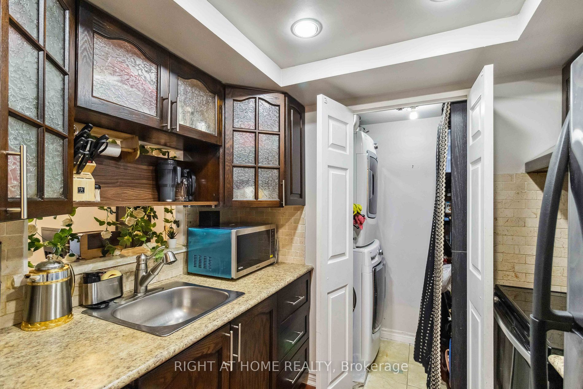 285 Enfield Pl 611