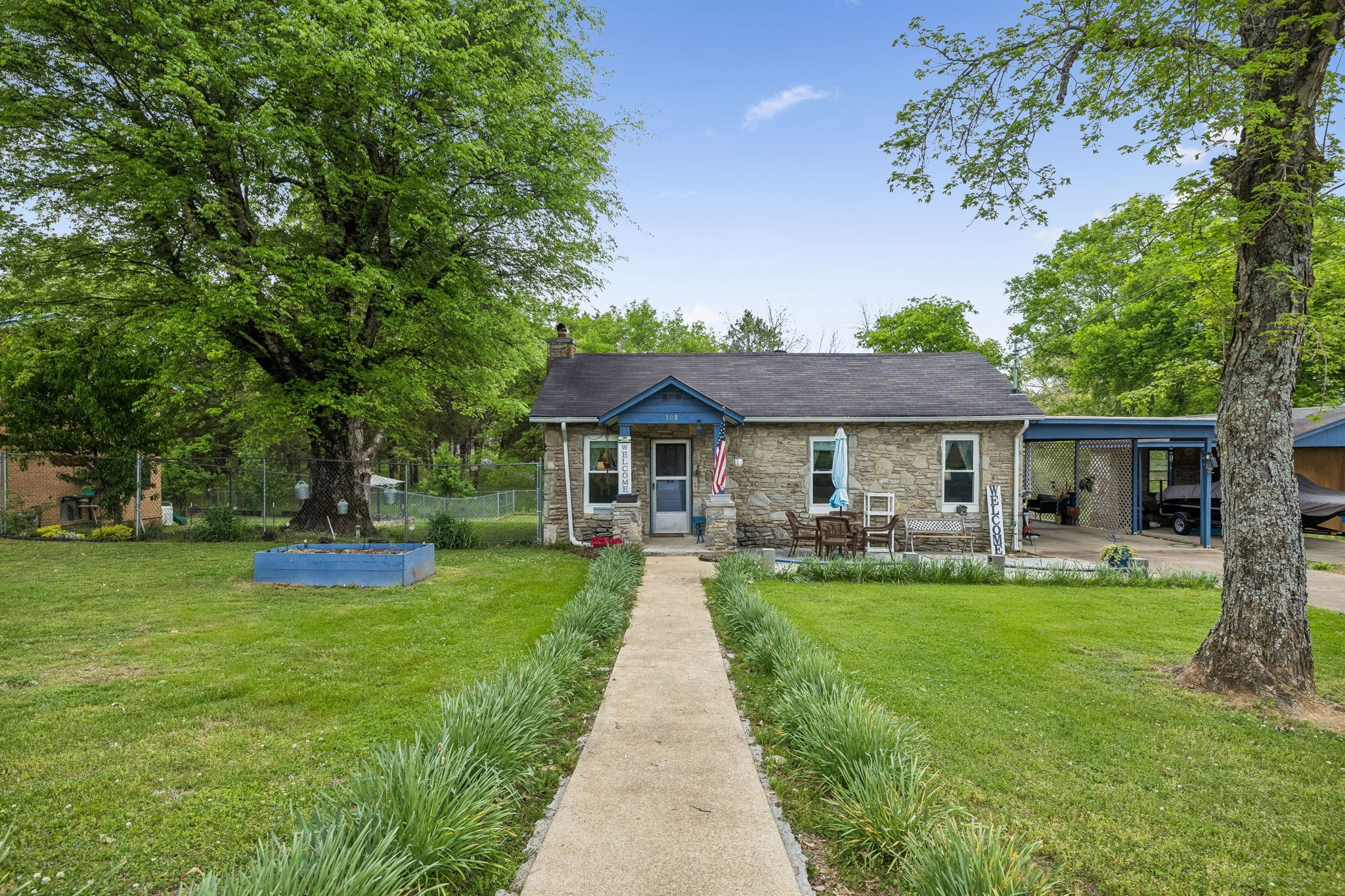 108 King Dr E — sold