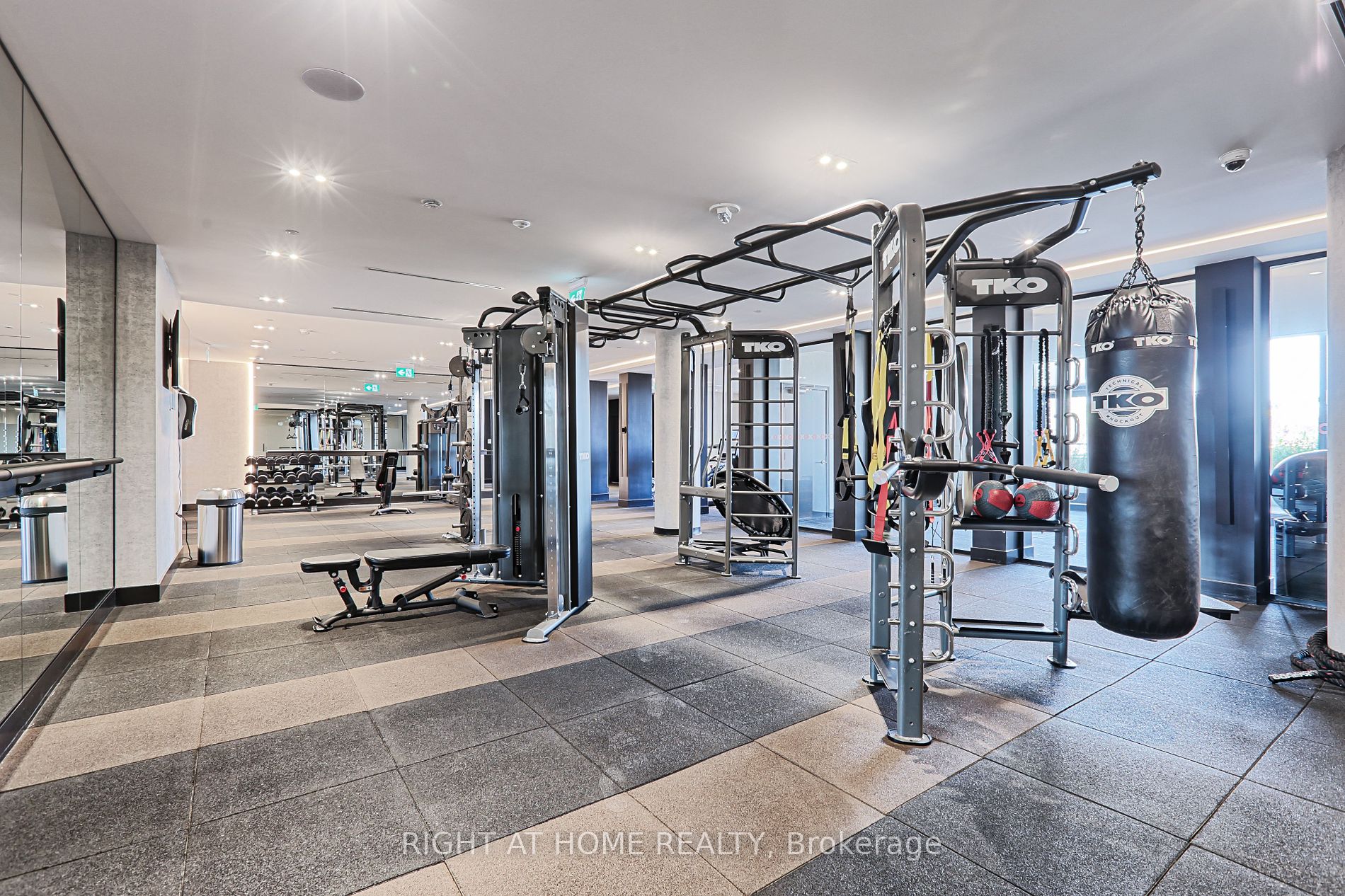 270 Dufferin St LPH17