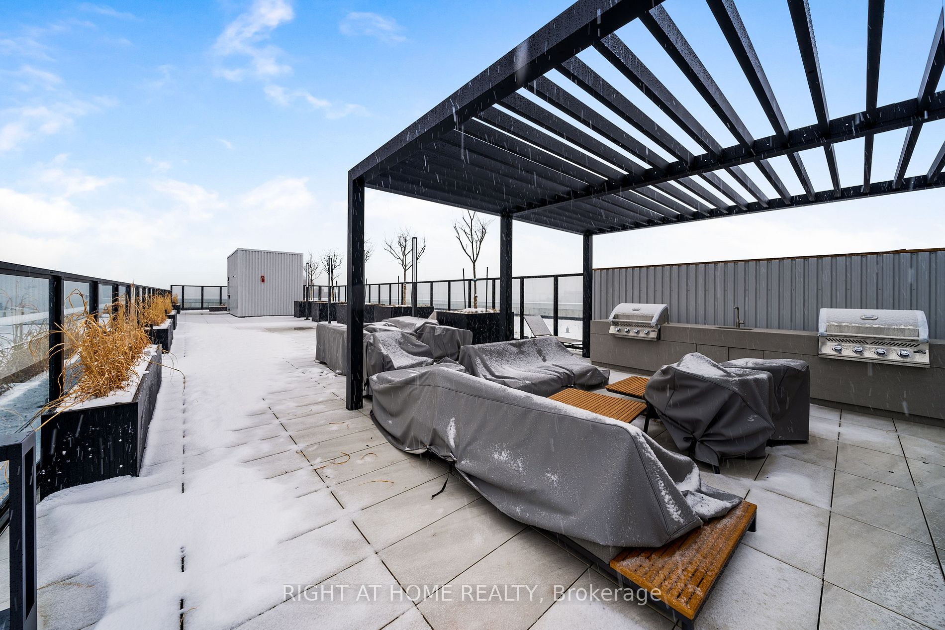 2720 Dundas St 520