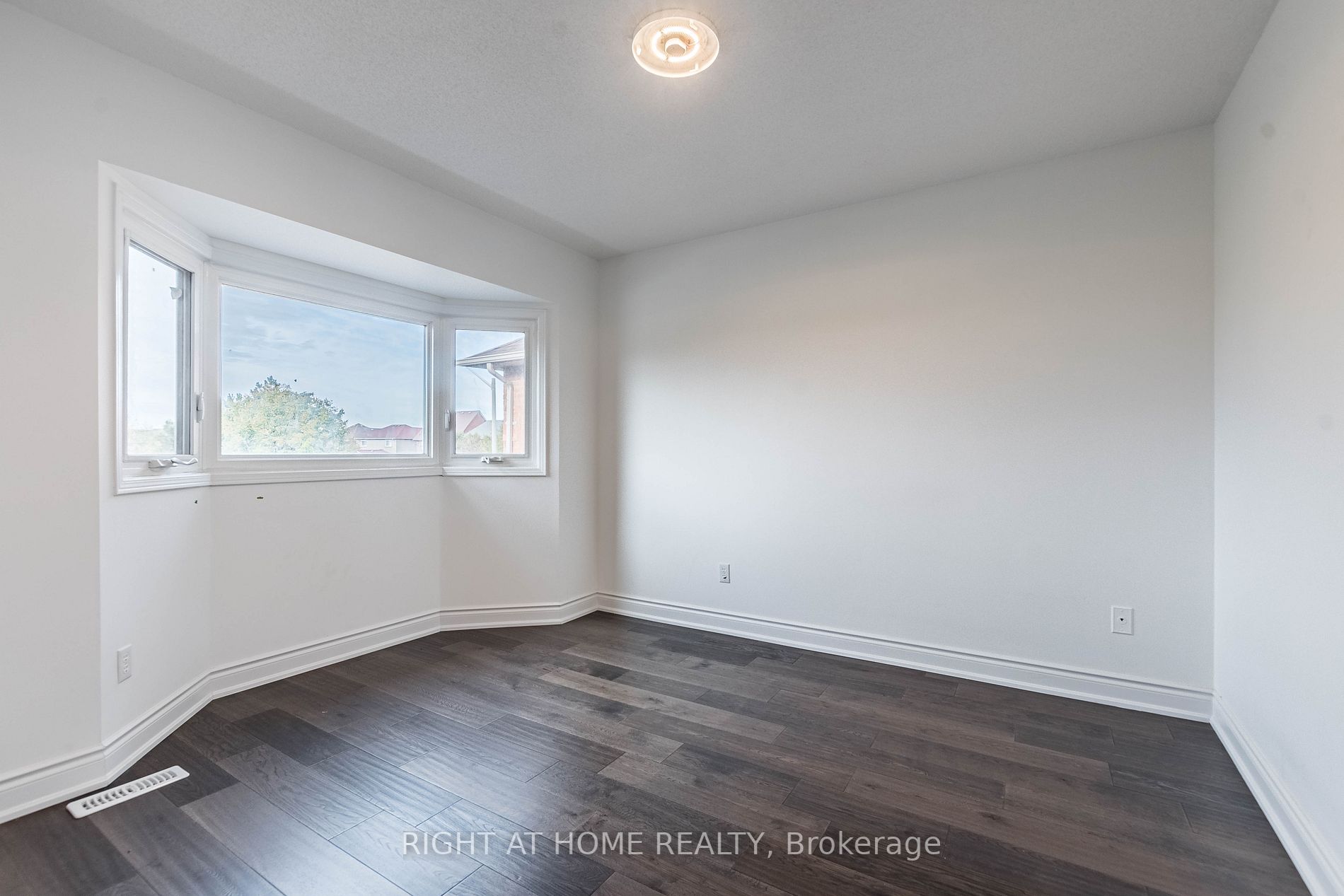 5579 Whitehorn Ave Upper