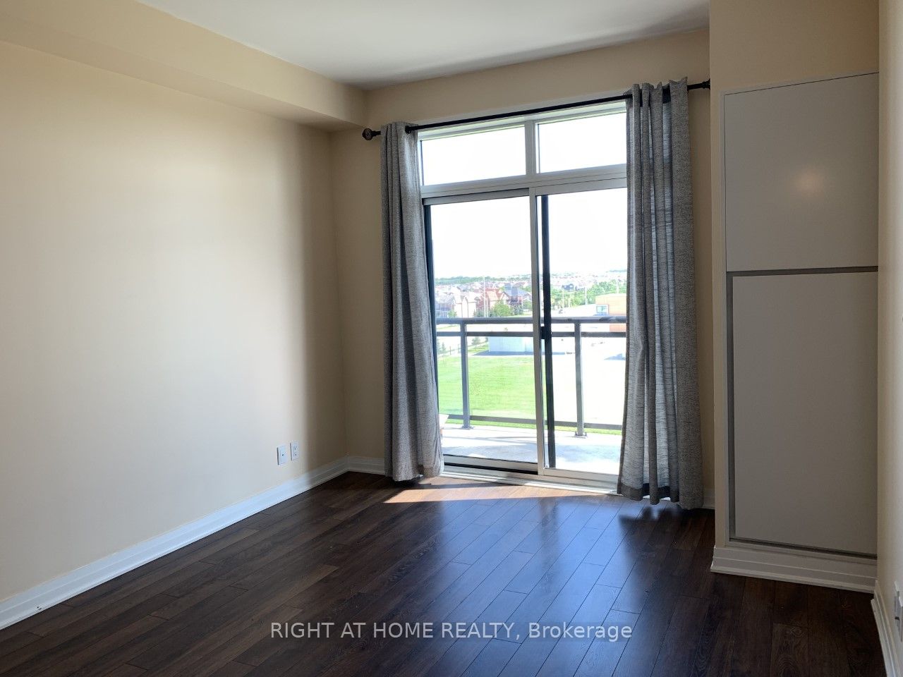 1105 E Leger Way 527