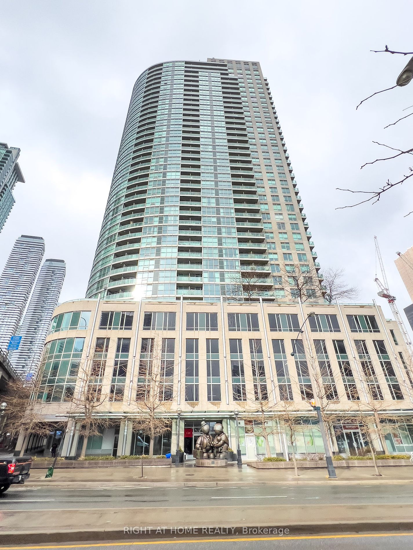 18 Yonge St 1405